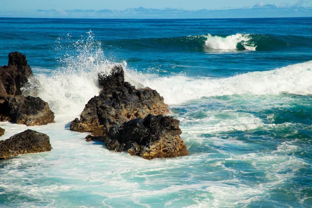 big waves at hookipa beach maui hawaii